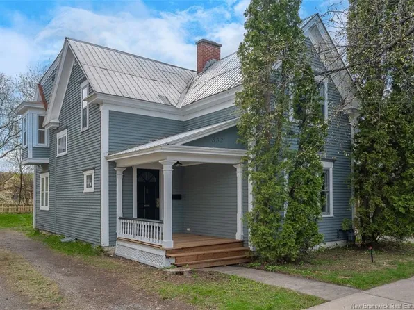 332 Saunders St, Fredericton, NB E3B 1N8
