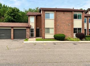 33911 Pondview Cir, Livonia, MI