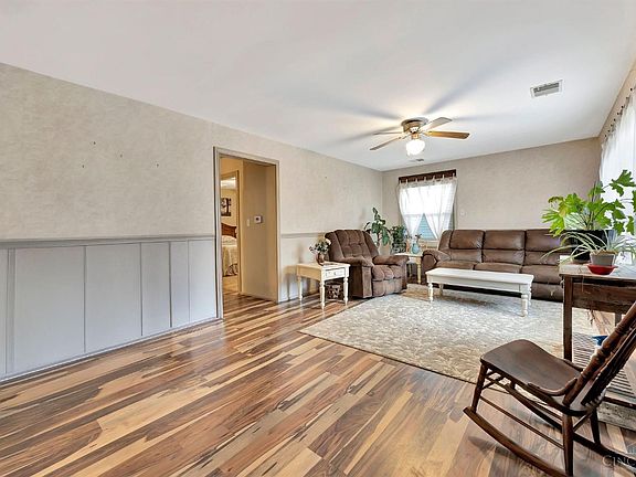 2nd image of 814 Arthur St