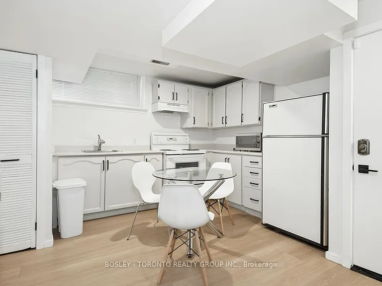 146 Earlscourt Ave #LOWER — Photo 18