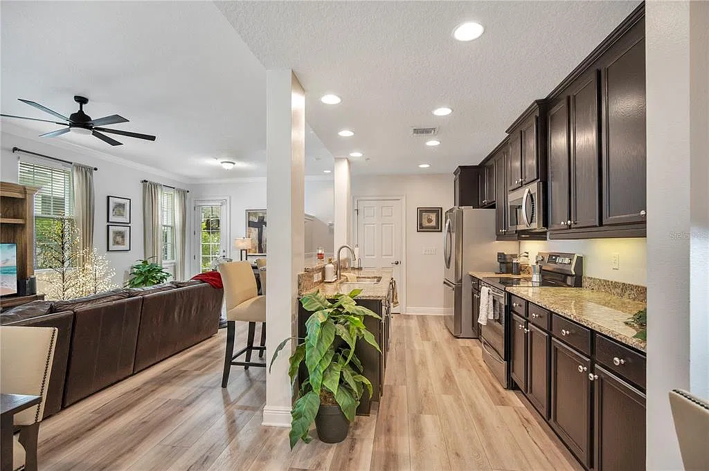 3 bed, 2.5 bath, 2100 sqft, $4,400 — Photo 3