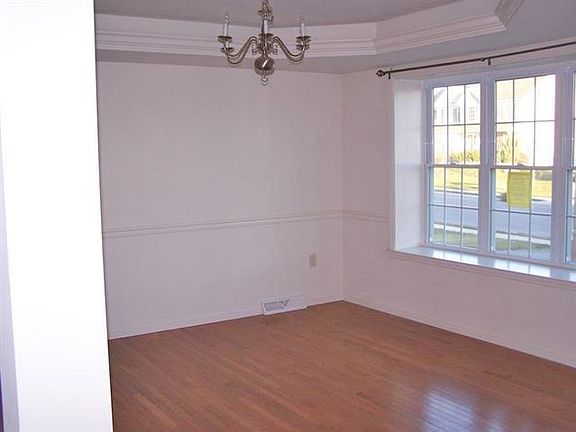 4th image of 270 Torrey Pines Dr