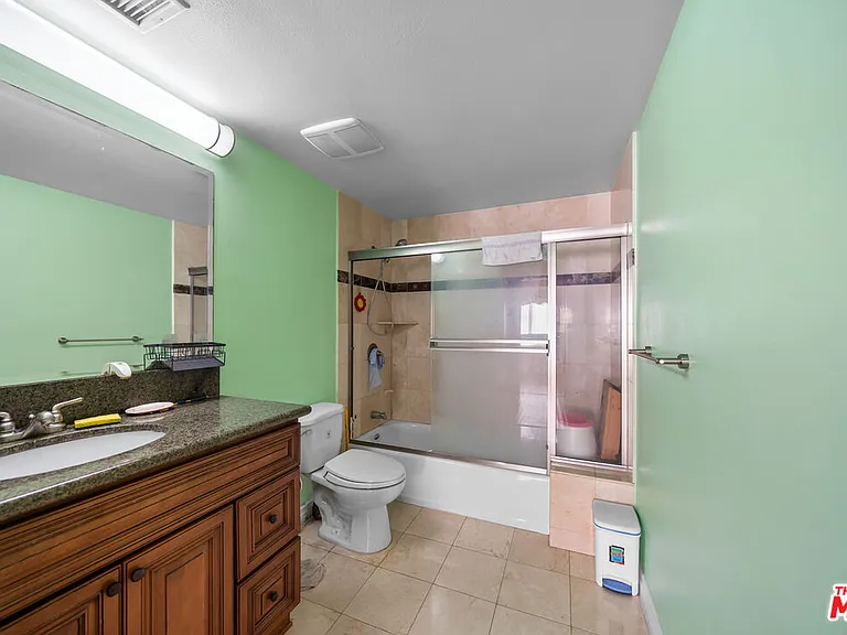 980 S Oxford Ave #202 — Photo 16