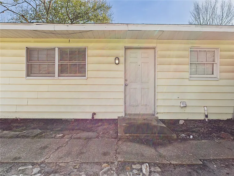 608 Highlands St — Photo 4