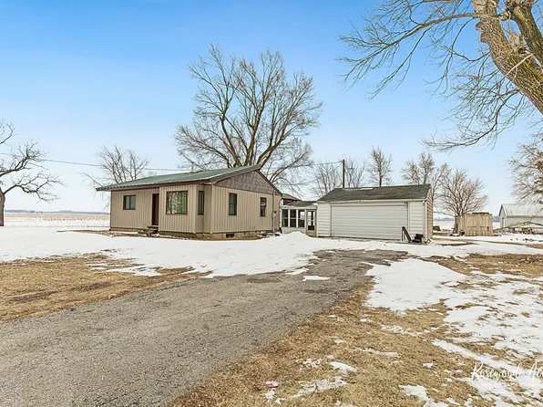 2373 E 3300 North Rd, Saint Anne, IL 60964