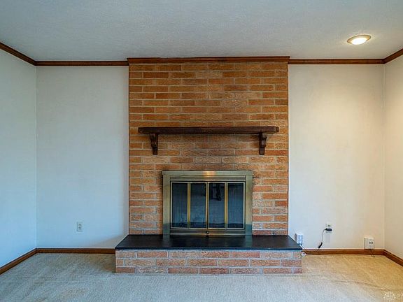 5th image of 643 Burgess Ave