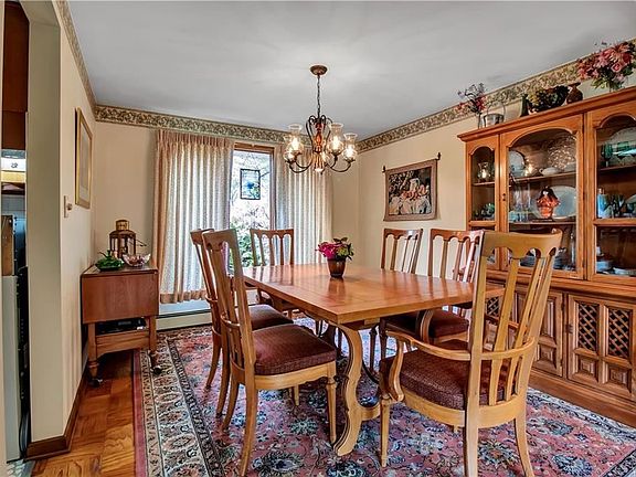 3rd image of 123 Barberry Ln