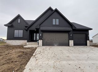 275 NW Copperleaf Ct, Waukee, IA 50263
