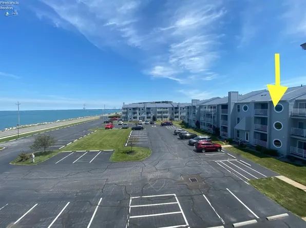 222 Clinton Reef Dr, Port Clinton, OH 43452