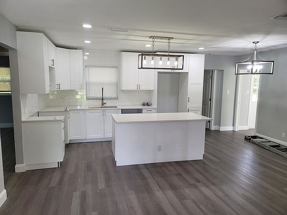 3rd image of 912 Woodview Dr
