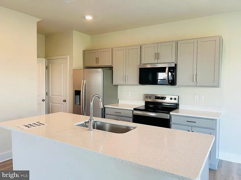 128 Wappinger Ter — Photo 3