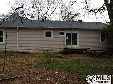 2nd image of 1004 E Lake Ct