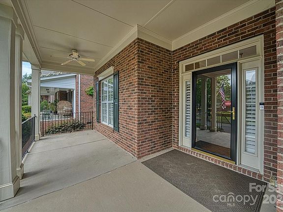 5th image of 121 Fort William Ave