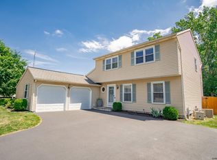 3 Hawthorne Ct, Clifton Park, NY 12065