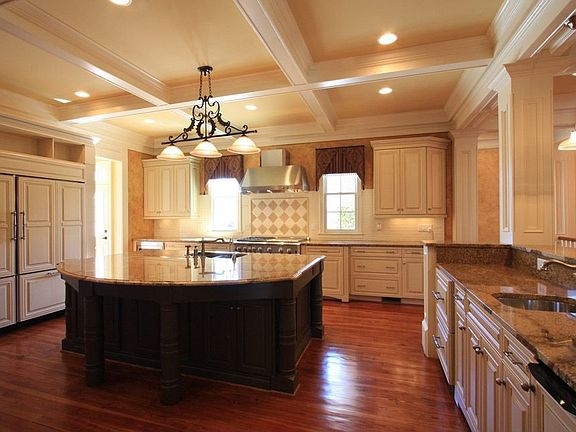 Gorgeous kitchen with granite, never used