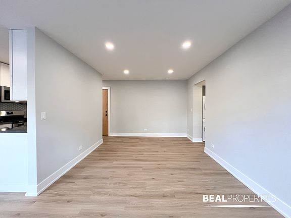 3rd image of 530 W Aldine Ave #211