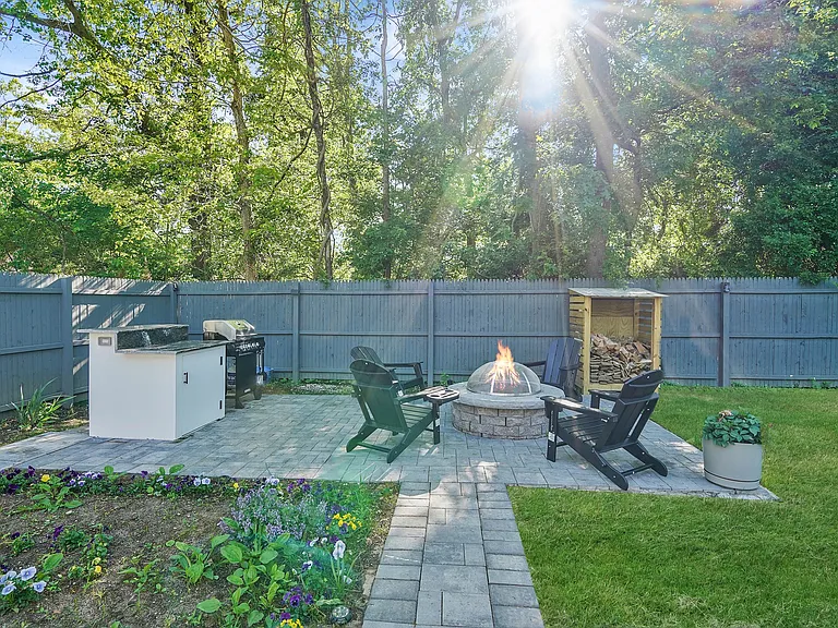 35 Moriches Ave — Photo 3