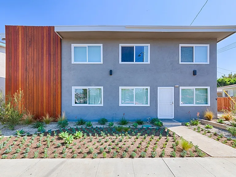 2320 E 6th Street — Photo 1