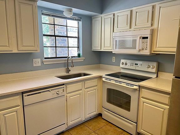 3rd image of 3120 Devonshire Dr APT 229G