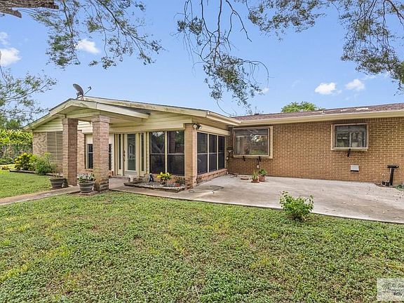 2nd image of 102 E Resaca Dr
