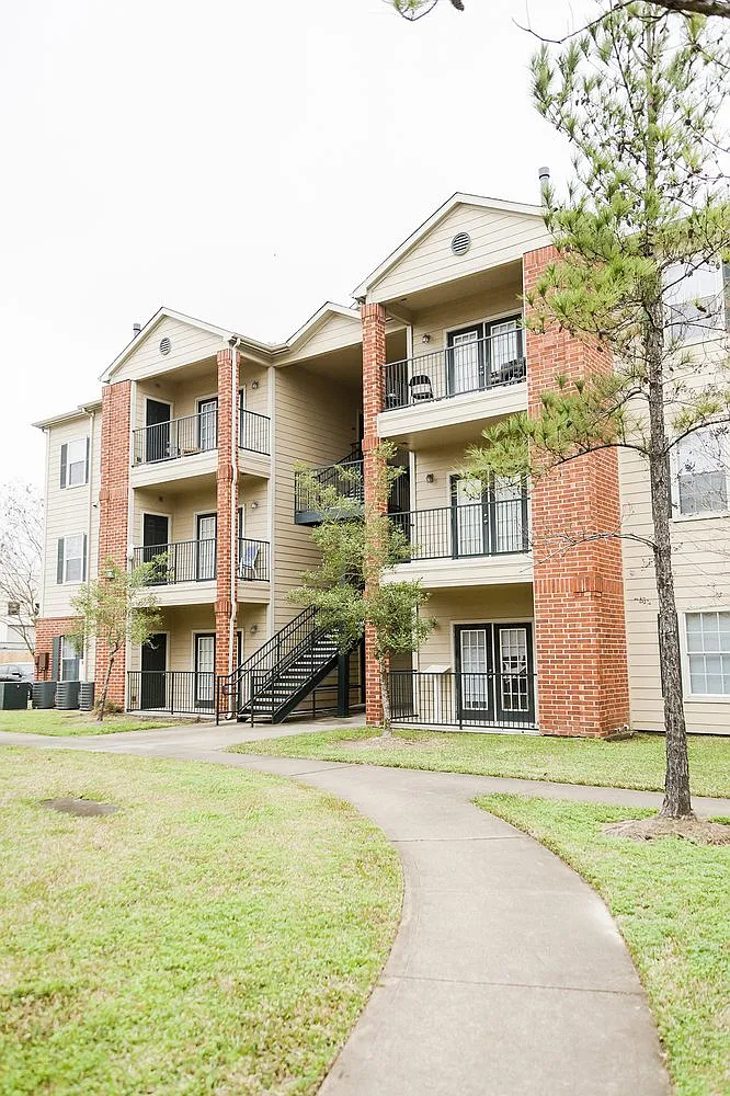 Northland Woods Apartments — Photo 1