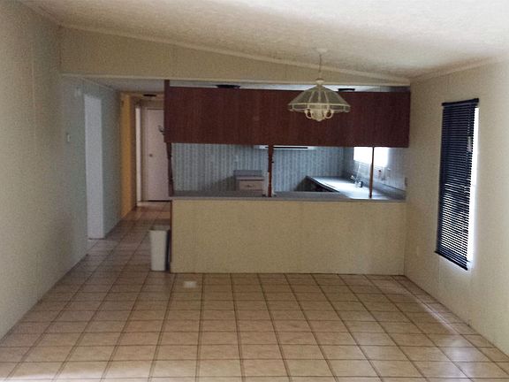 5th image of 870 Woodbine Dr