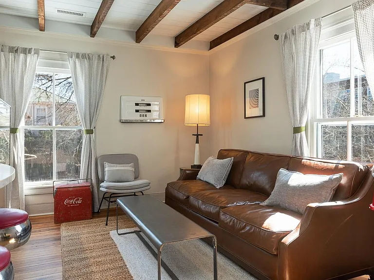915 Belmont Ave #4 — Photo 2