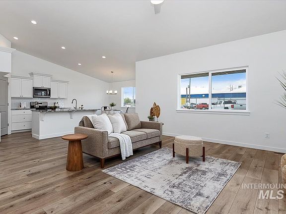 4th image of 2618 Glacier Dr
