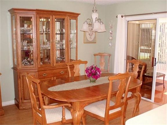 Dining area seats 6!