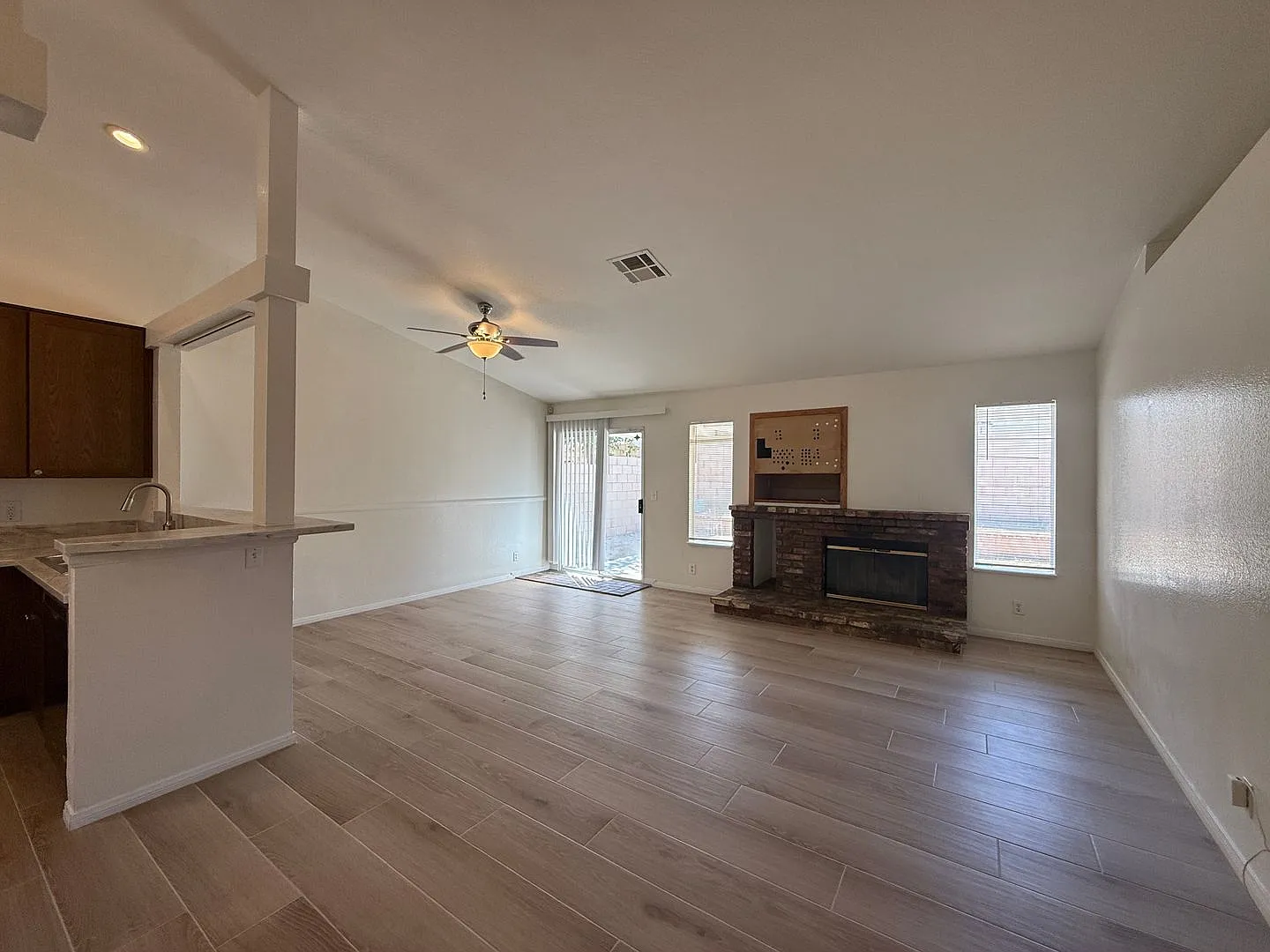 Palmdale 4 Bedroom + 2 Bath Now Available!! — Photo 4