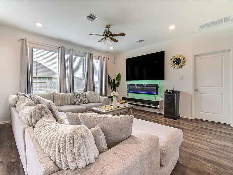 26627 Ledgemont Dr — Photo 14