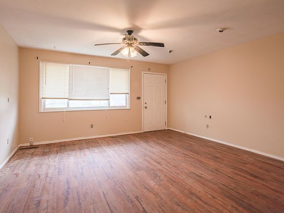 4th image of 863 N Hill Ln