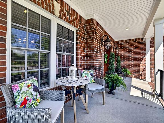 3rd image of 2836 Camarillo Ln