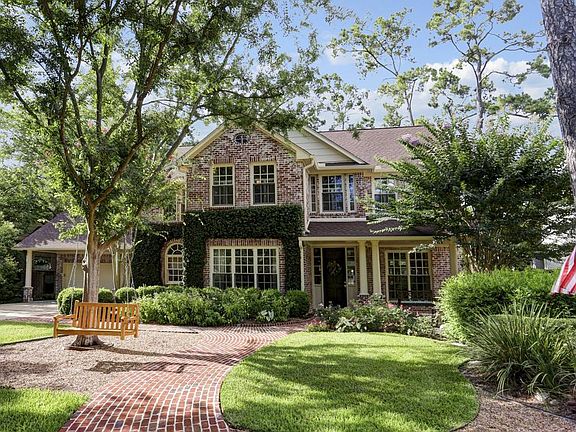 Set on a cul-de-sac street this great family home invites you in with winding brick and crushed gran