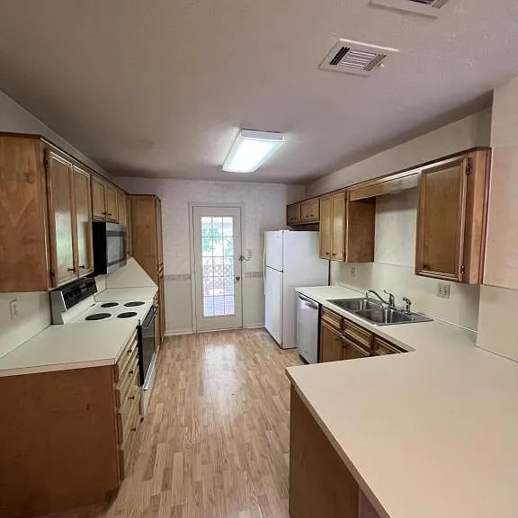 2104 Terrace Dr — Photo 9