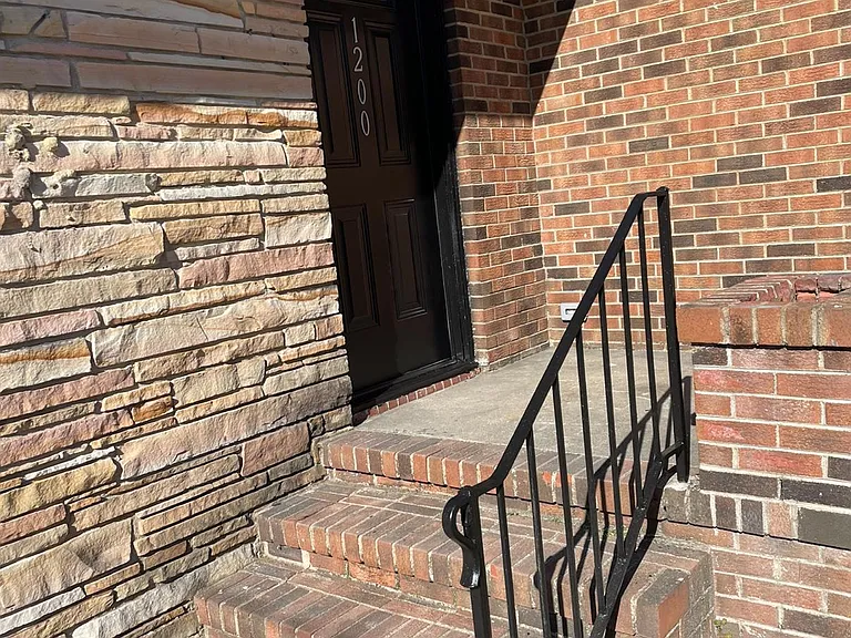 1200 E Holly St — Photo 2