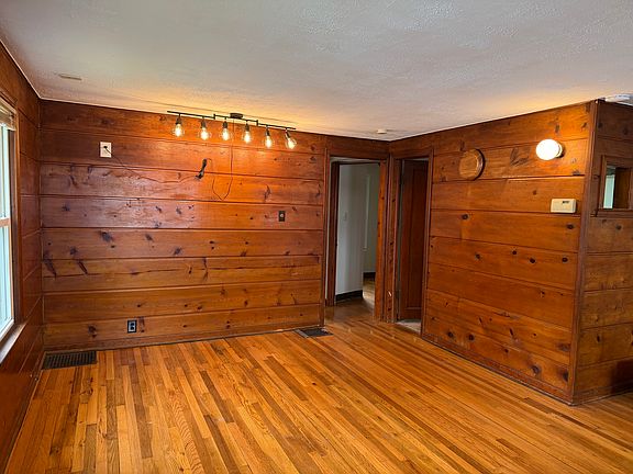 3rd image of 1476 Cedar Dr