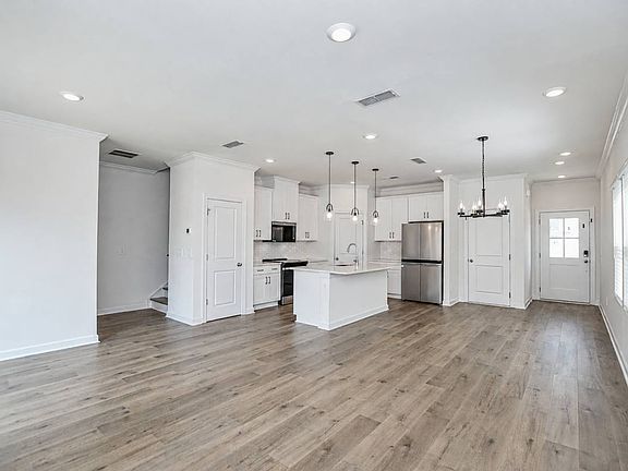 4th image of 266 Tiger Lily Dr