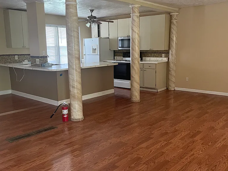 920 Forrest Cir SE — Photo 5