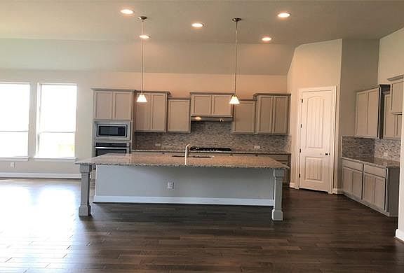 3rd image of 3720 Del Payne Ln