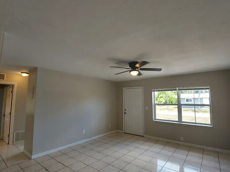 722 W Cleveland Ln — Photo 5