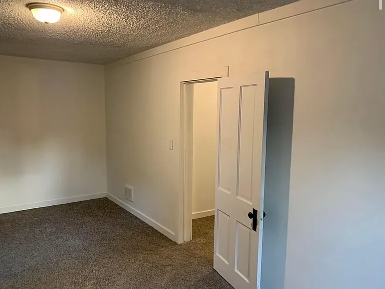 717 E Vine St — Photo 12