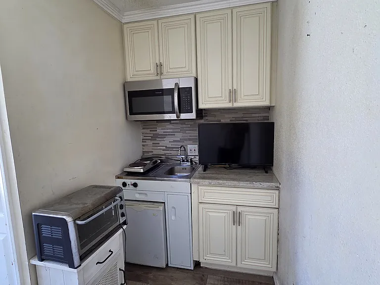 12105 Grevillea Ave #G — Photo 3
