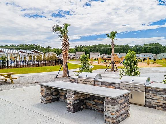 4th image of 700 Breezy Palm Way
