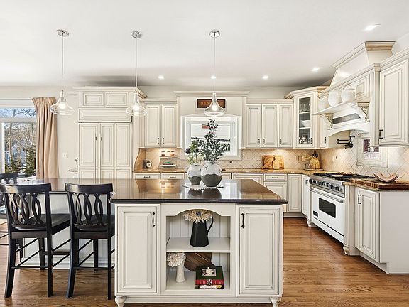 3rd image of 6 Dogwood St