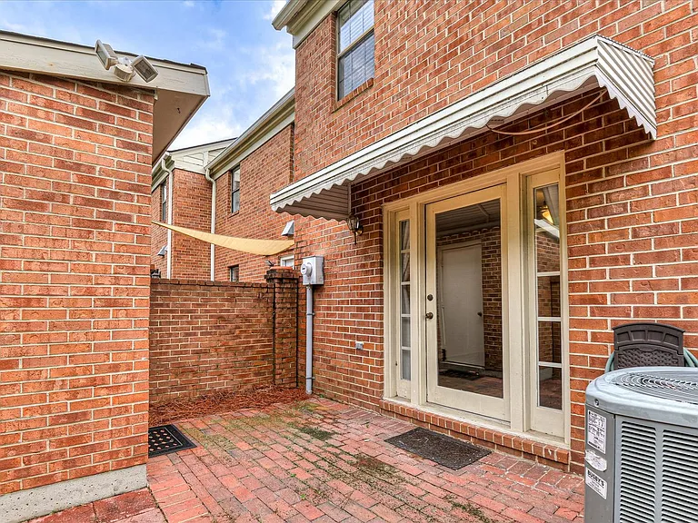 407 Folkstone Cir — Photo 37