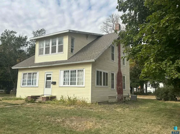 636 E Center St, Madison, SD 57042