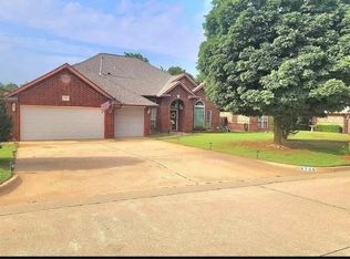 9705 Southern Oaks Dr, Midwest City, OK 73130