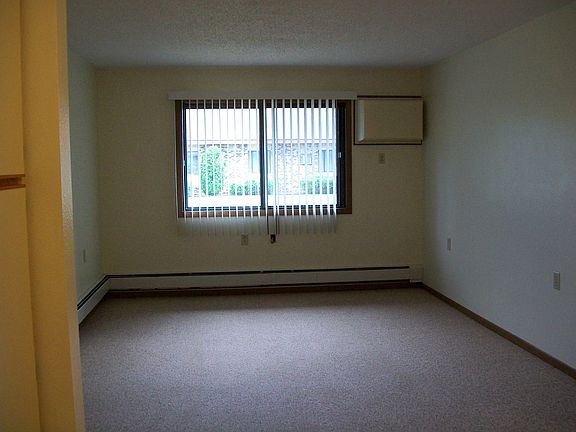 3rd image of 910 Hillside Ave SW #2