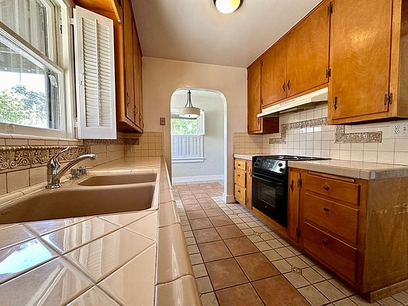 3rd image of 4841 Sussex Dr